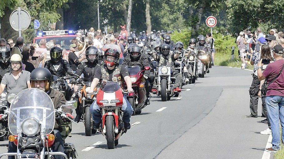 Rund 15.000 Biker kamen im Juli zu einer Sternfahrt für den an Krebs erkrankten und mittlerweile verstorbenen Kilian aus Rhauderfehn zusammen. Jetzt soll ein Motorrad-Korso für die Ukraine starten. Foto: Ortgies/Archiv