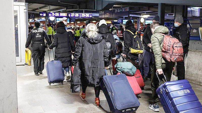 Zahlreiche Flüchtlinge aus der Ukraine gehen nach ihrer Ankunft mit einem Sonderzug am Münchner Hauptbahnhof zur Registrierung. Foto: Matthias Balk/dpa