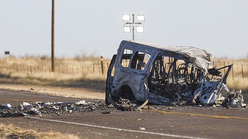 Das Wrack eines Fahrzeugs steht nach dem tödlichen Unfall am Straßenrand. Foto: Eli Hartman/Odessa American/AP/dpa