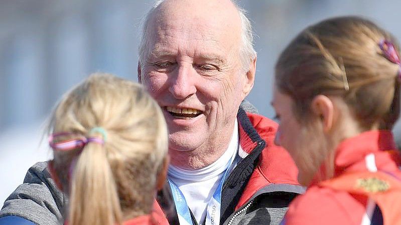 Norwegens König Harald ist leidenschaftlicher Sportfan. Die Sieger der Biathlon-Rennen werden in der Königsloge empfangen. Foto: Hendrik Schmidt/dpa-Zentralbild/dpa