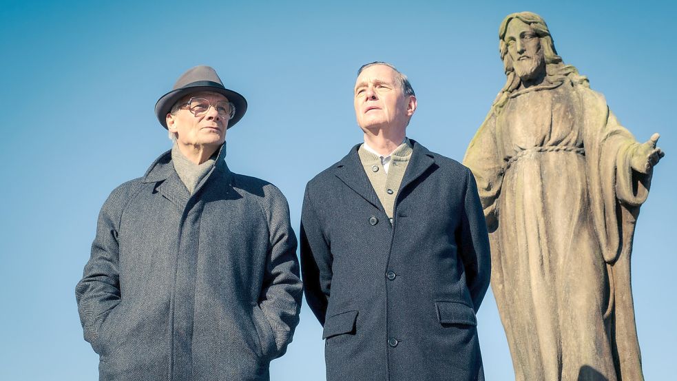 Edgar Selge als Honecker und Hans-Uwe Bauer als Holmer. Foto: ZDF/Conny Klein