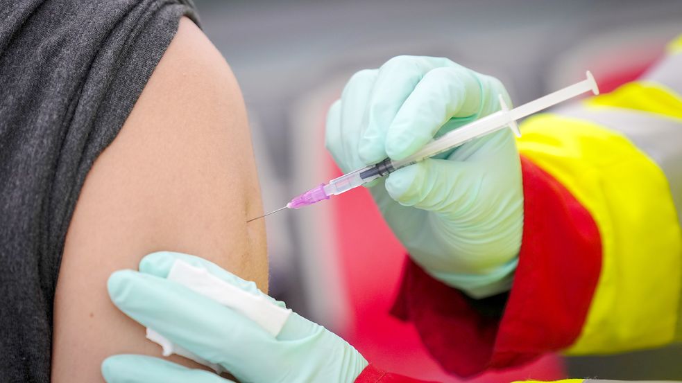 Wer in einem Altenheim oder Krankenhaus mit Patienten arbeitet, muss gegen Covid-19 geimpft sein. Foto: Nietfeld/dpa