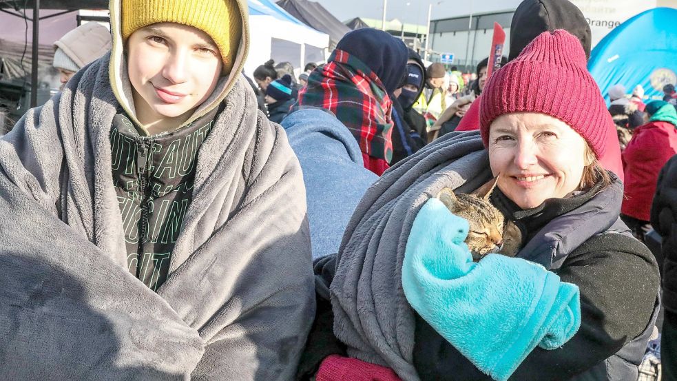 Diese Aufnahme hat unser Kollege Claus Hock am polnisch-ukrainischen Grenzübergang Medyka gemacht. Sie zeigt eine Frau namens Irina zusammen mit ihrem Sohn und ihrer Katze, die aus der zerstörten ukrainischen Großstadt Charkiw geflohen sind. Foto: Hock