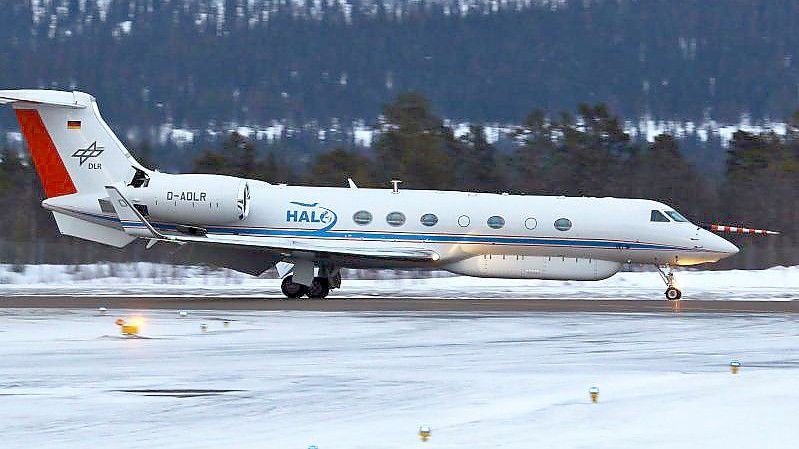 Das Forschungsflugzeug HALO vor der Arena Arctica, Kiruna, Schweden während der „HALO-(AC)3“ Kampagne im März 2022. Foto: Henning Dorff/Universitat Hamburg/dpa