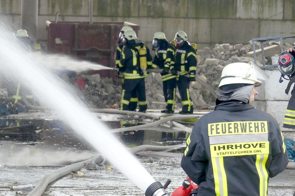 Wegen der starken Rauchentwicklung musste unterm Hallendach unter schwerem Atemschutz gearbeitet werden.