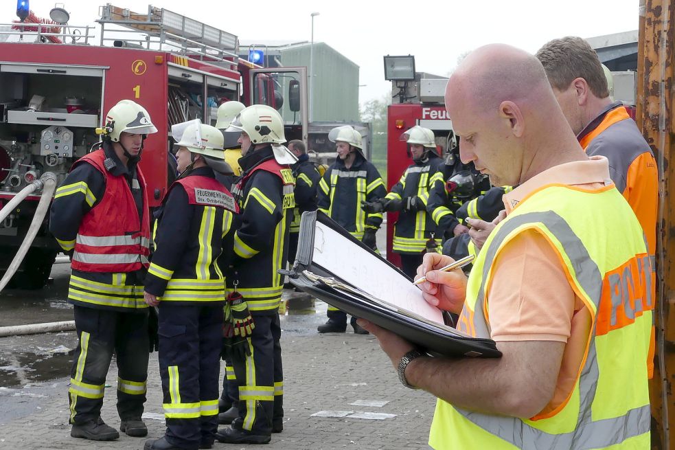 Neben mehr als 60 Einsatzkräften der Feuerwehr war auch die Polizei vor Ort.