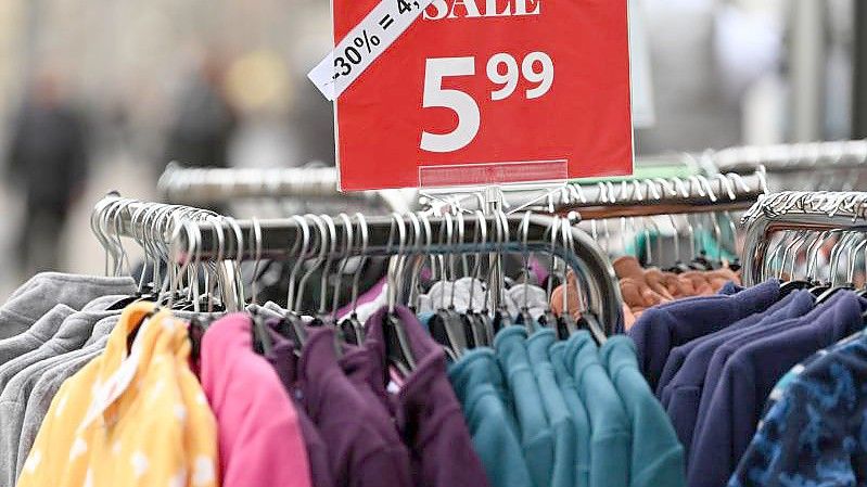 Trotz der anhaltenden Corona-Pandemie sind die Umsätze mit Bekleidung und Textilien in Deutschland im vergangenen Jahr wieder deutlich gestiegen. Foto: Martin Schutt/dpa-Zentralbild/dpa