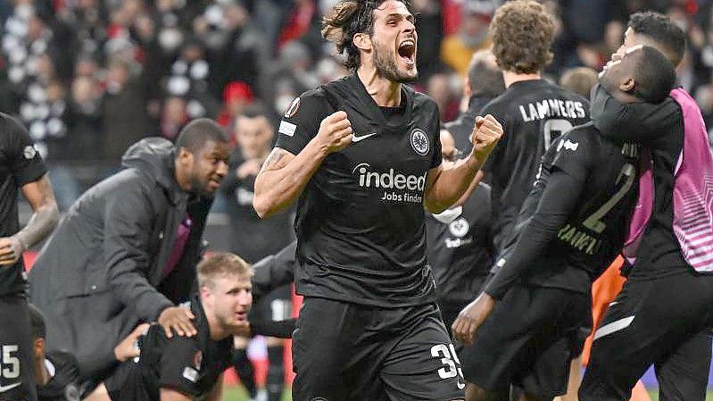 Frankfurts Spieler jubeln über das Tor zum 1:1 in der Verlängerung. Foto: Arne Dedert/dpa