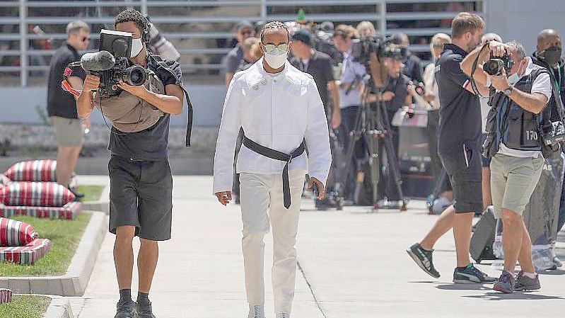 Der Formel-1-Pilot Lewis Hamilton aus Großbritannien vom Team Mercedes läuft durch das Fahrerlager. Foto: Hasan Bratic/dpa