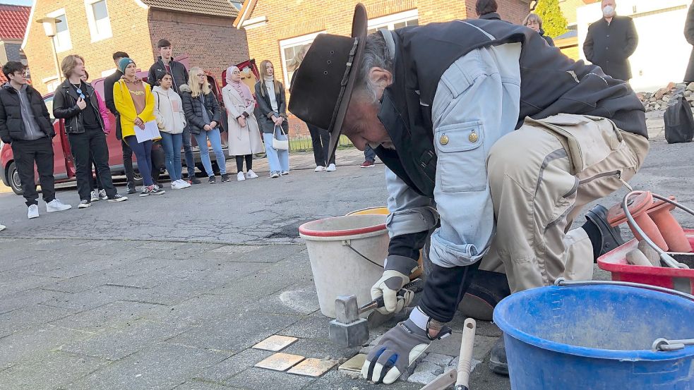 Gunter Demnig kam am Freitag nach Emden, um 25 weitere Stolpersteine zu verlegen. Foto: Tomé