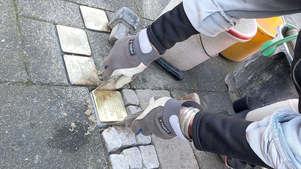 Fast 90.000 solcher Steine hat er bereits in Deutschland und in anderen Ländern in den Boden eingelassen. Foto: Tomé