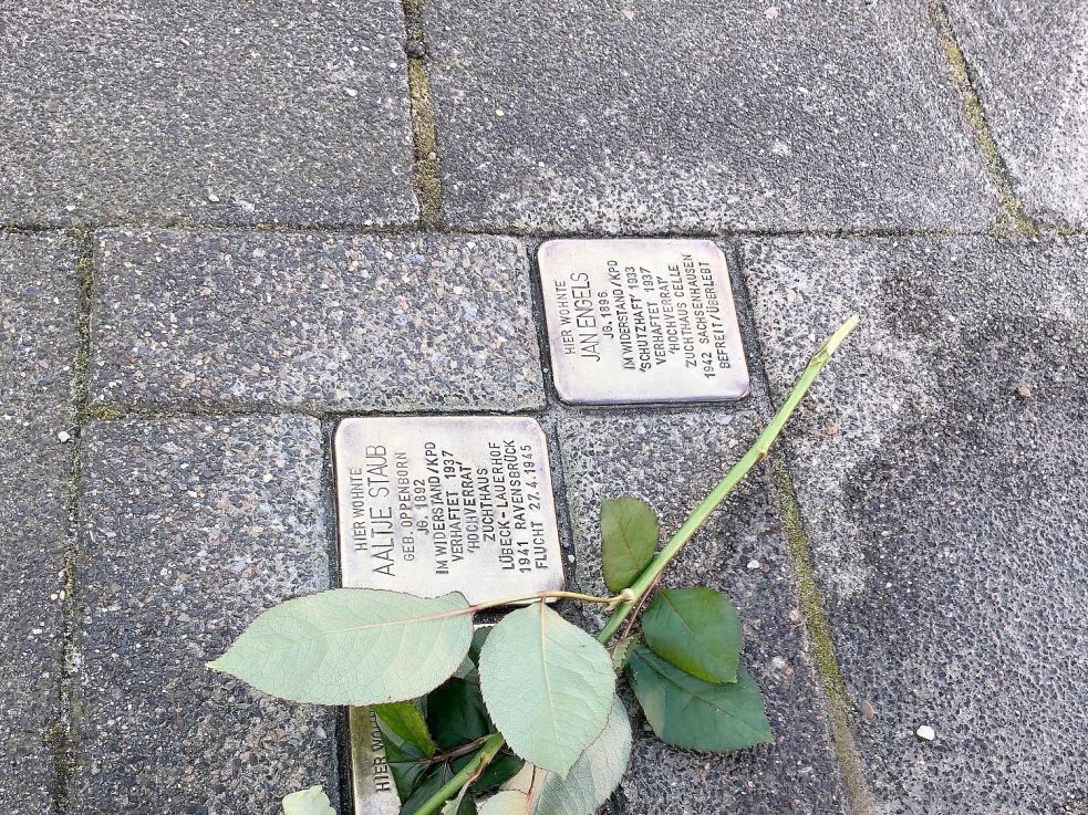 Einer der neuen Steine in Emden erinnert an Berend Hündling, der einst in Emden an der Godfried-Bueren-Straße lebte. Foto: Tomé