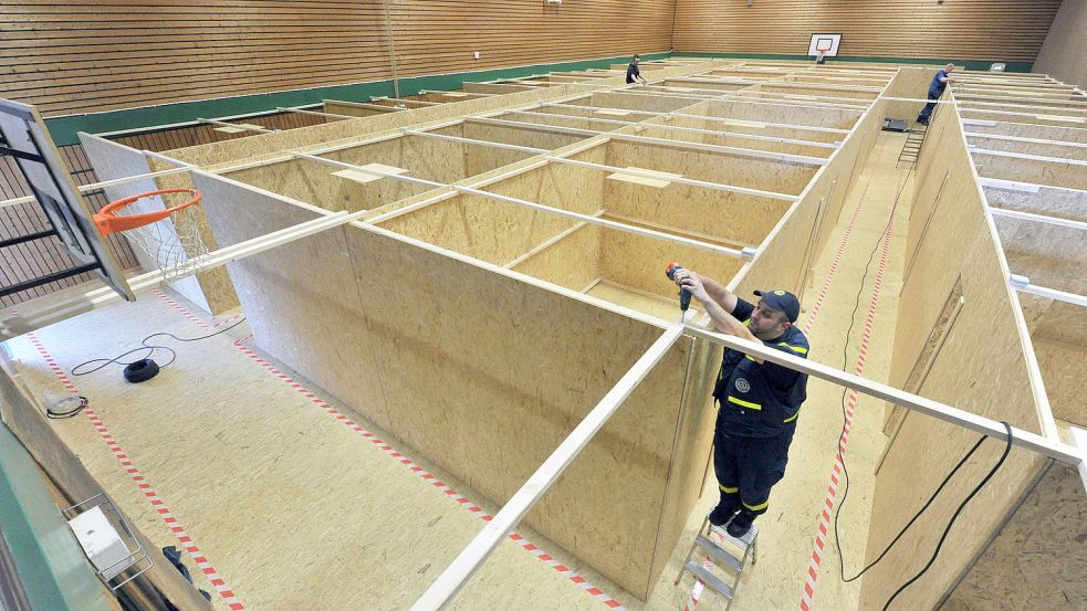 Während der Flüchtlingswelle 2015 diente die Sporthalle der BBS in Leer schon einmal als Unterkunft für Geflüchtete. Die Halle wurde in viele kleine Holz-Séparées eingeteilt, um für etwas Privatsphäre zu sorgen. Diesmal soll die Ausgestaltung laut Landkreis etwas anders aussehen. Archivfoto: Orgies
