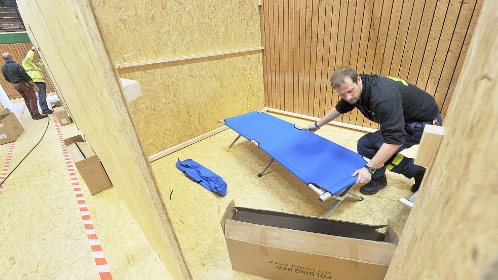 Während der Flüchtlingswelle 2015 wurde die Sporthalle der BBS in Leer schon einmal als Sammelunterkunft genutzt. Diesmal wird der Aufbau etwas anders aussehen als auf diesem Foto. Statt der Holzplatten wird das Technische Hilfswerk anderes Material verwenden. Archivfoto: Ortgies