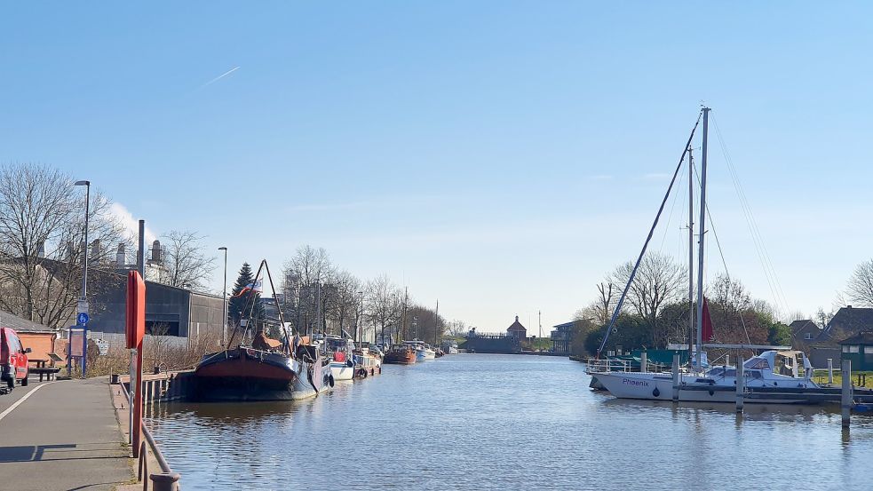 Im Hafen von Weener gibt es einige historische Schiffe, die von den Eignern zum Teil dauerhaft bewohnt werden. Foto: Gettkowski