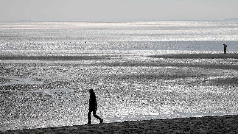 Zu Ostern wird es voller werden: Wattspaziergang vor dem Südstrand bei Wyk auf Föhr. Foto: Christian Charisius/dpa