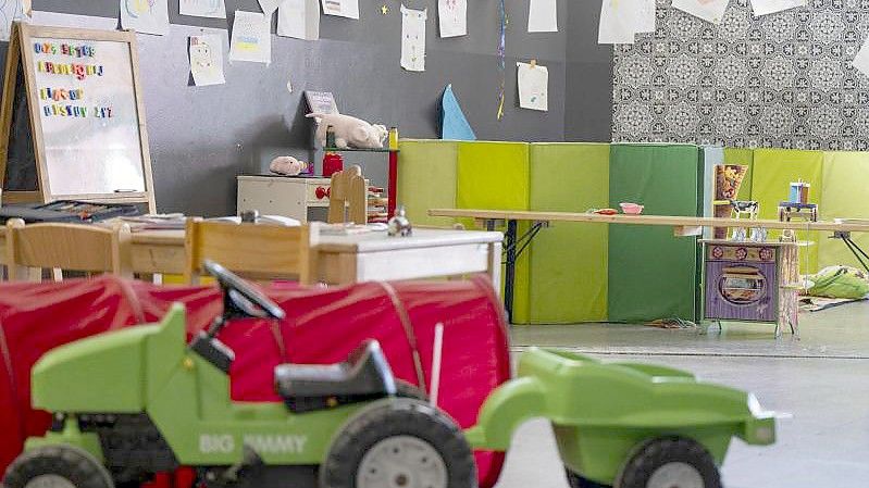 Gespendetes Spielzeug in einem Aufenthaltsraum für Kinder im ehemaligen Flughafen Tegel. Foto: Monika Skolimowska/dpa-Zentralbild/dpa