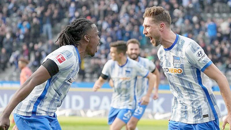 Niklas Stark (r) leitete mit seinem Tor Herthas Heimsieg gegen Hoffenheim ein. Foto: Soeren Stache/dpa-Zentralbild/dpa