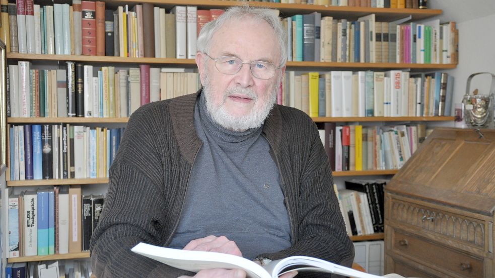 Gerd Rokahr verbringt viel Zeit beim Studium von Büchern und Kopien aus Archiven in seinem Arbeitszimmer. Fotos: Ullrich