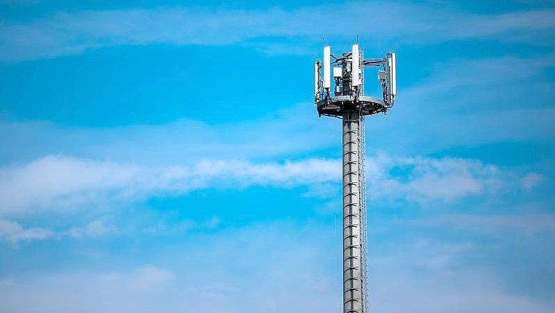 Ein Mast mit verschiedenen Antennen von Mobilfunkanbietern. Foto: Jens Büttner/dpa-Zentralbild/dpa