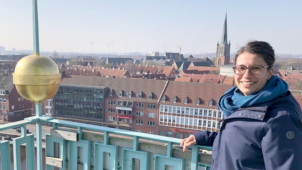 Jasmin Alley auf den Turm des Landesmuseums mit Blick über Emden. Foto: Tomé