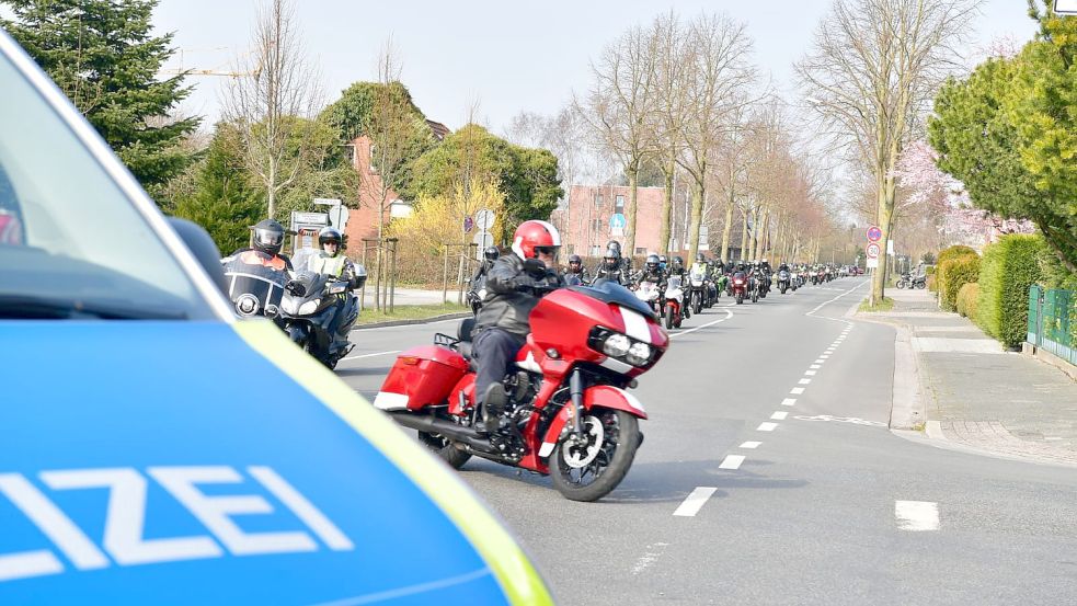 Rund 250 Biker kamen gegen 14.20 Uhr in Emden an. Foto: Wagenaar