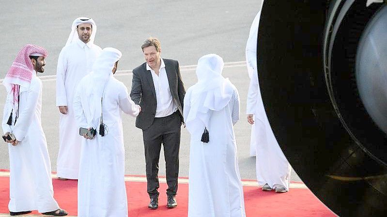 Bundeswirtschaftsminister Robert Habeck wird auf dem Flughafen von Doha verabschiedet, bevor er weiter nach Abu Dhabi fliegt. Foto: Bernd von Jutrczenka/dpa