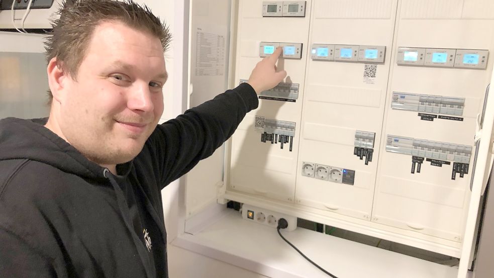 Im Schaltkasten des Smart Homes von Holger Arends gibt es für jeden Raum ein eigenes Display auf dem die Temperatur angezeigt wird. Fotos: Tomé