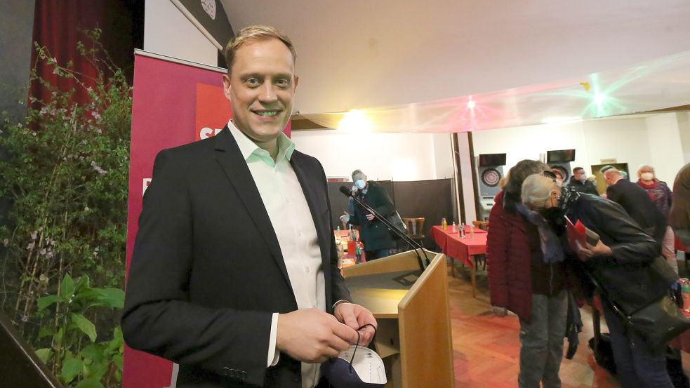 Wiard Siebels nach seiner Wahl im Hotel „Zur Waage“ in Marienhafe: „Auf 90 oder 95 Prozent hatte ich gehofft.“ Es waren am Ende 100. Foto: Böning