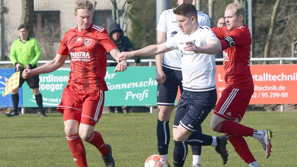 Duell der Kreativen: Ole Eucken (rechts) versucht Papenburgs Niklas Papen vom Ball zu trennen. Mathis Buscher eilt Eucken zur Hilfe. Fotos. Damm