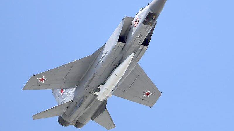 Ein Mikoyan MiG-31 Abfangjäger der russischen Luftwaffe mit einer ballistischen Luft-Boden-Rakete „Kinschal“. Foto: Pavel Golovkin/AP/dpa