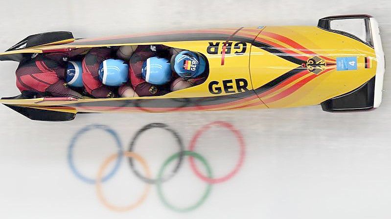 Mit Weltcup-Dominator Francesco Friedrich setzte sich in Peking der Favorit mit Doppel-Gold durch. Foto: Robert Michael/dpa-Zentralbild/dpa