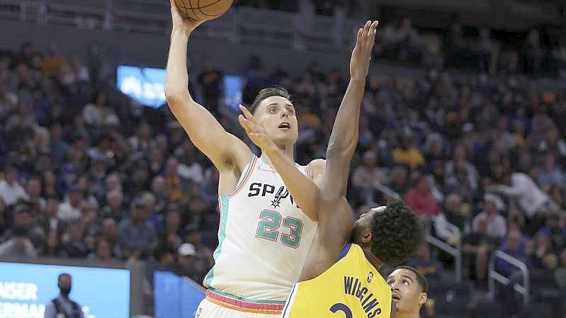 Zach Collins (23, l) von den Spurs in Aktion gegen Andrew Wiggins (22) von den Warriors. Foto: Jed Jacobsohn/FR170650 AP/dpa