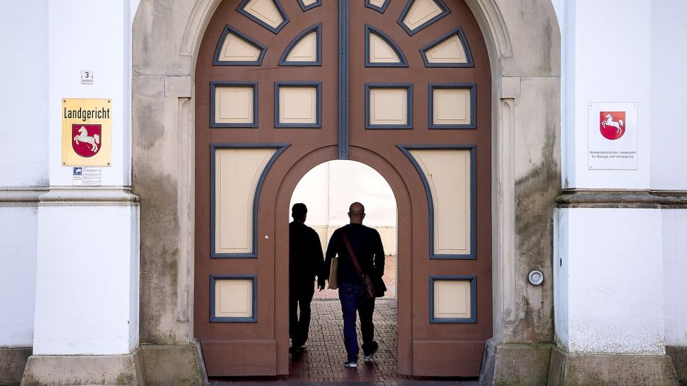 Am Donnerstag muss sich ein Leeraner vor dem Landgericht in Aurich verantworten. Foto: Sina Schuldt/dpa