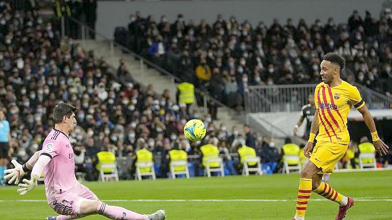 Barcelonas Pierre-Emerick Aubameyang (r) erzielt das Tor zum 4:0 gegen Madrid vorbei an Real-Torhüter Thibaut Courtois. Foto: Manu Fernandez/AP/dpa