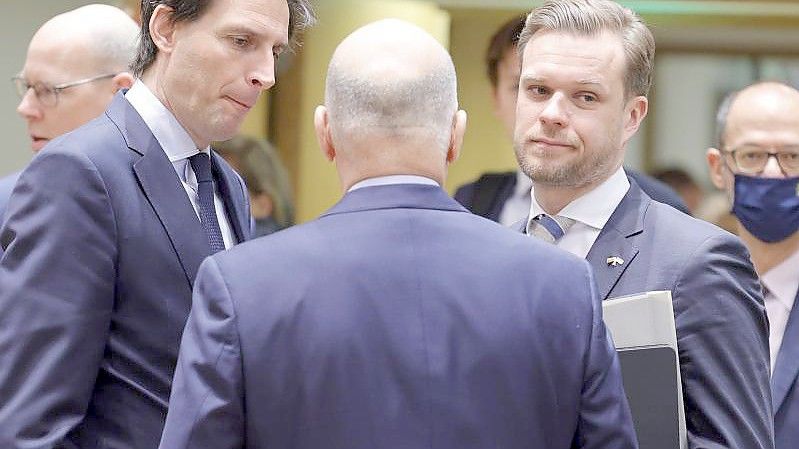 Gabrielius Landsbergis mit seinem niederländischen Amtskollegen, Wopke Hoekstra, bei den Beratungen in Brüssel. Foto: Olivier Matthys/AP/dpa