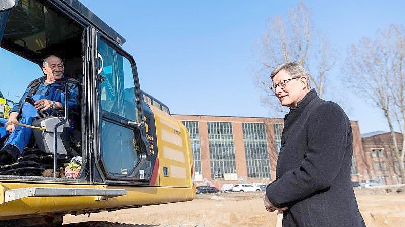 Kardinal Rainer Maria Woelki (r), Erzbischof von Köln auf der Baustelle des Erzbischöflichen Bildungscampus beim Spatenstich. Foto: Rolf Vennenbernd/dpa