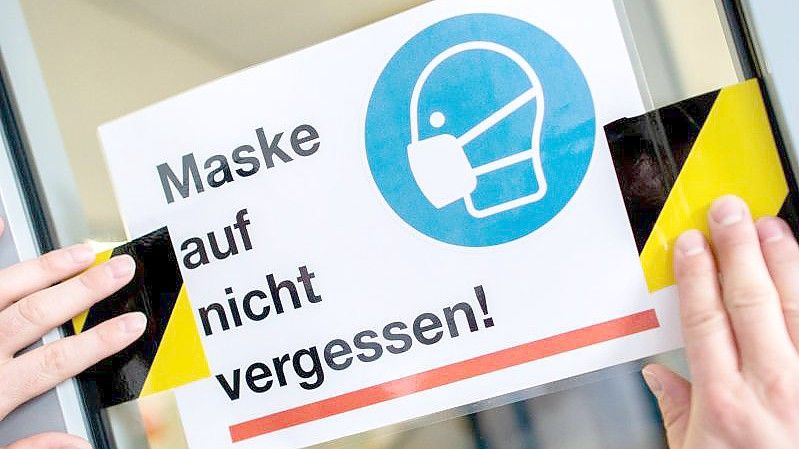 Schild mit der Aufschrift „Maske auf nicht vergessen!“ im Neuen Gymnasium in Oldenburg. Foto: Hauke-Christian Dittrich/dpa