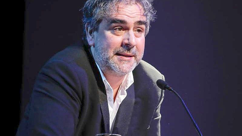 Fünf ehemalige Präsidenten des PEN-Zentrums Deutschland haben den Rücktritt des amtierenden Präsidenten Deniz Yücel gefordert. Foto: Gerald Matzka/dpa