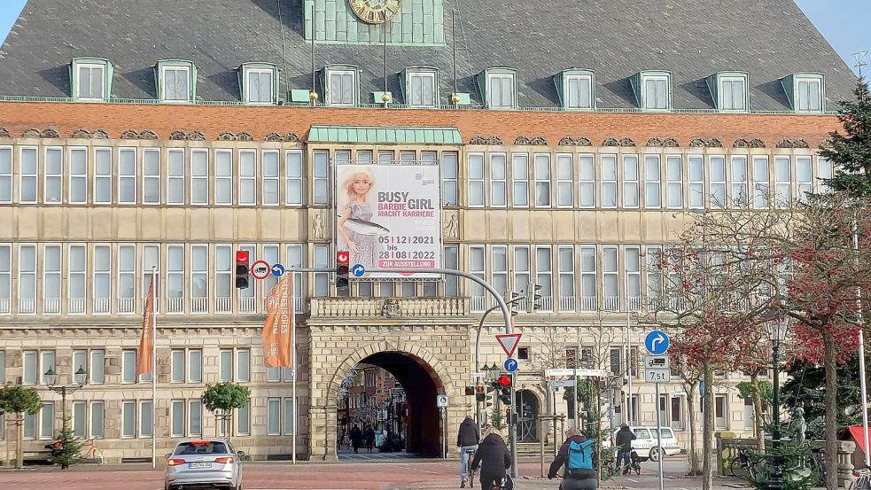 Im alten Emder Rathaus ist das Ostfriesische Landesmuseum untergebracht. Dort ist unter anderem die Sonderausstellung „Busy Girl - Barbie macht Karriere“ zu besichtigen. Foto: Hanssen/Archiv