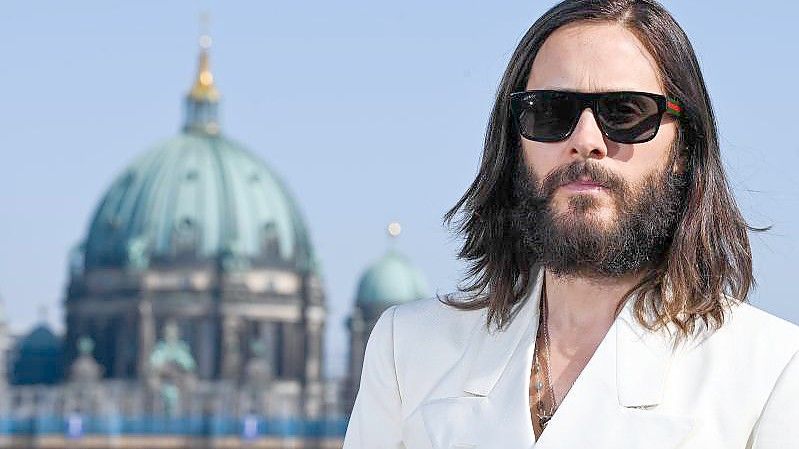 Jared Leto auf der Dachterrasse vom Hotel de Rome. Der Schauspieler stellte in Berlin seinen Film „Morbius“ vor. Foto: Jens Kalaene/dpa-Zentralbild/dpa