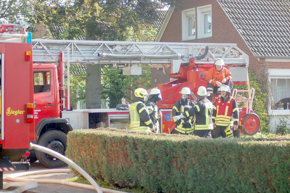 Auch die Drehleiter aus Westrhauderfehn war vor Ort.