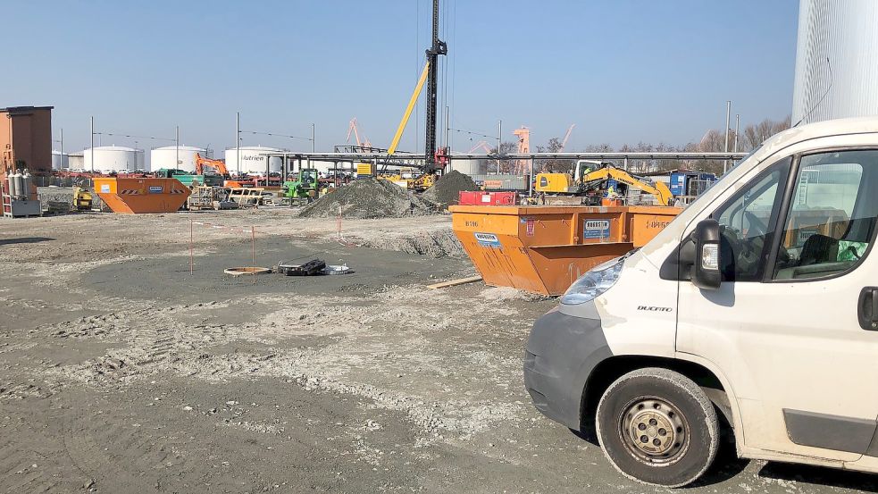 Regionale Baufirmen freuen sich: Das Gelände von REG im Emder Hafen gleicht einer großen Baustelle. Im nächsten Jahr soll die neue Anlage, die Frittenfett in Biodiesel umwandelt, fertig sein. Dann erhalten die 30 Mitarbeiter fünf neue Kollegen. Foto: Teschke