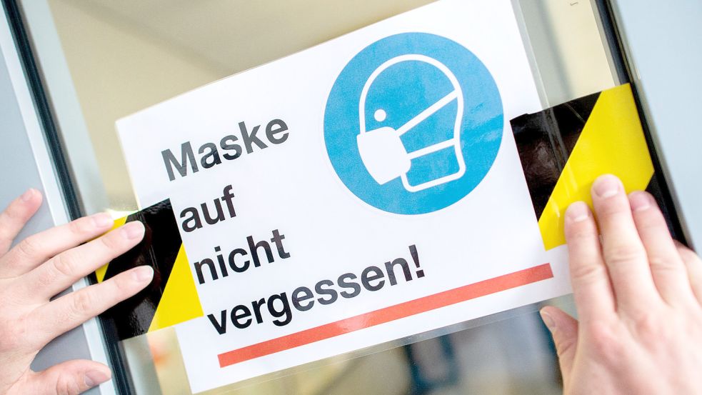 Zum Schutz vor Corona werden viele Menschen auch weiterhin freiwillig eine Maske tragen. Foto: Dittrich/dpa