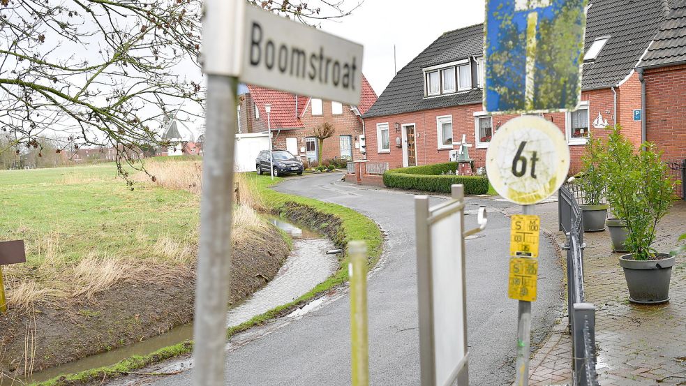 Hans Ruhr ist mit der Situation an der Boomstroat in Greetsiel unzufrieden. Foto: Wagenaar