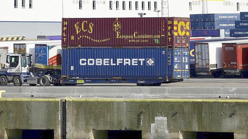 Container stehen im Hafen von Zeebrugge. Foto: Olivier Matthys/AP/dpa