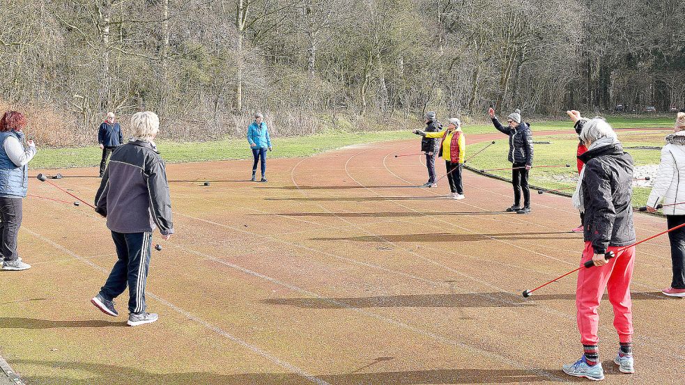 Die Rehasportgruppe des VfB Uplengen möchte von der frischen Luft nicht mehr weg: Seit November werden die Übungen immer auf dem Sportplatz gemacht. Foto: Stromann