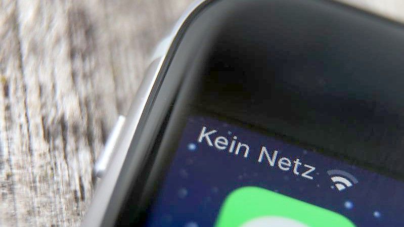 Die Aufschrift „Kein Netz“ ist auf dem Bildschirm eines Mobiltelefons zu sehen. Foto: Karl-Josef Hildenbrand/dpa