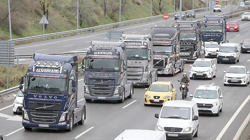 In Spanien streiken die LKW-Fahrer und blockieren wichtige Straßen. Foto: Isabel Infantes/EUROPA PRESS/dpa