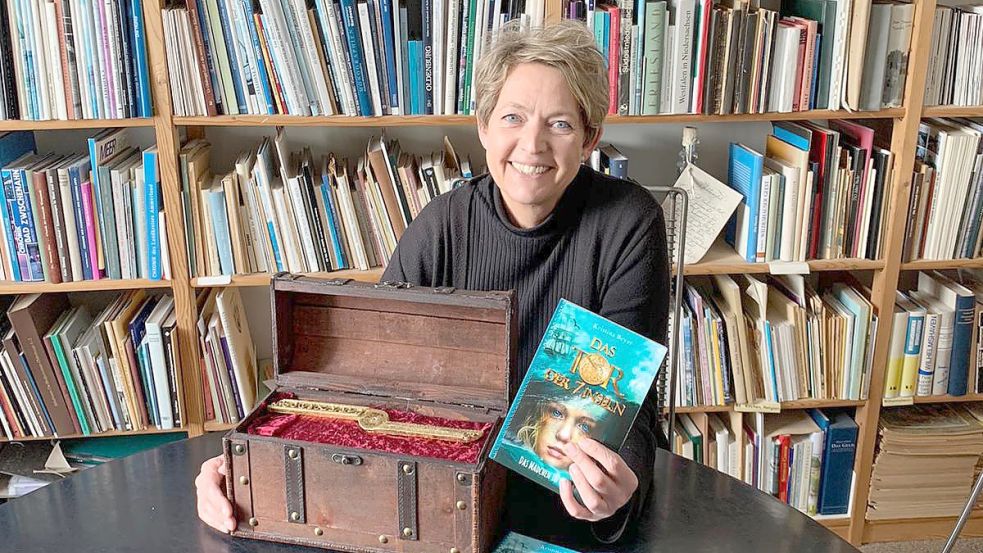 Die Autorin Kristina Beyer präsentiert ihr Buch „Das Tor der 7 Inseln – Das Mädchen in Gelb“. Foto: Isensee-Verlag